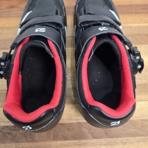 Peloton Size 41 Cycling Shoes Women's 10/Men's 8 Black Red FJX0820 3 Bolt Cleats - Picture 7 of 11